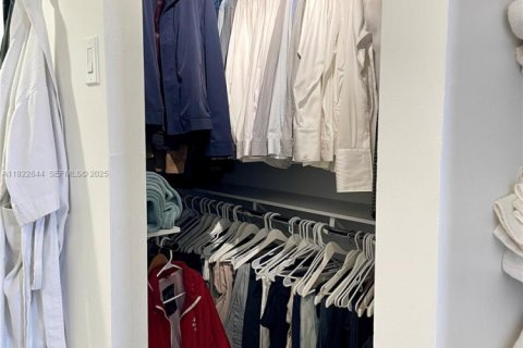 Condo in Miami Beach, Florida, 1 bedroom  № 2059958 - photo 15