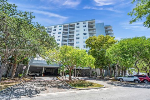 Condo in Miami Beach, Florida, 1 bedroom  № 2059958 - photo 27