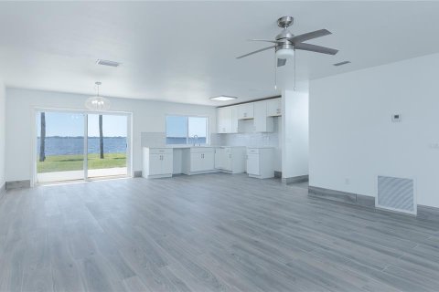 House in North Fort Myers, Florida 4 bedrooms, 169.73 sq.m. № 2236868 - photo 9