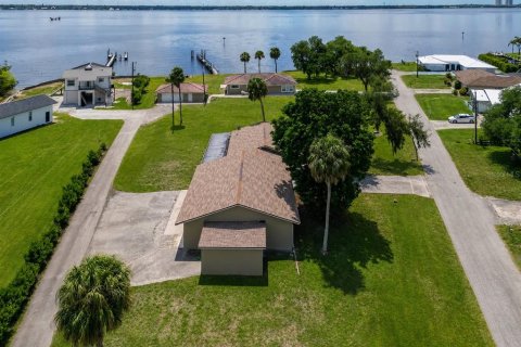 House in North Fort Myers, Florida 4 bedrooms, 169.73 sq.m. № 2236868 - photo 8