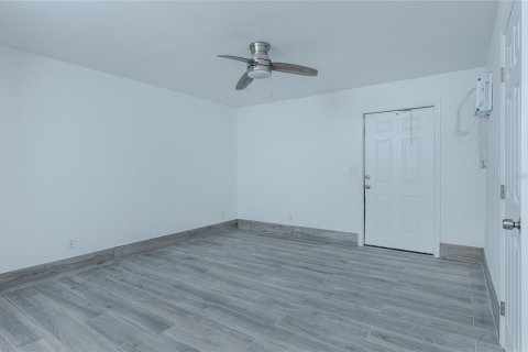 House in North Fort Myers, Florida 4 bedrooms, 169.73 sq.m. № 2236868 - photo 15