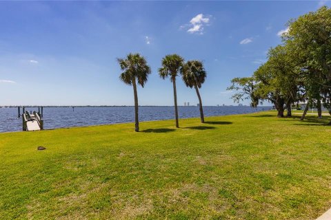 House in North Fort Myers, Florida 4 bedrooms, 169.73 sq.m. № 2236868 - photo 3