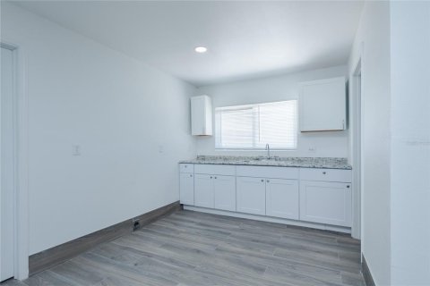 House in North Fort Myers, Florida 4 bedrooms, 169.73 sq.m. № 2236868 - photo 14