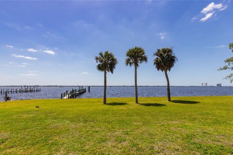 House in North Fort Myers, Florida 4 bedrooms, 169.73 sq.m. № 2236868 - photo 4