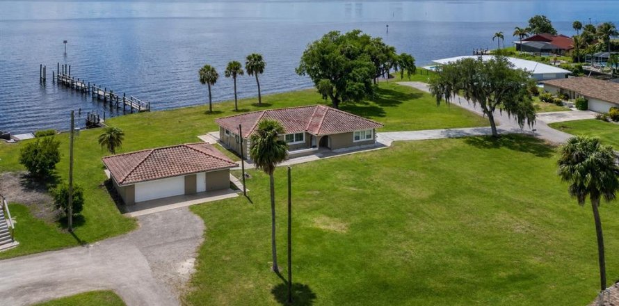 House in North Fort Myers, Florida 4 bedrooms, 169.73 sq.m. № 2236868