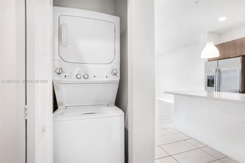 Condo in Doral, Florida, 2 bedrooms  № 2006286 - photo 19