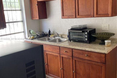 House in Miami, Florida 2 bedrooms, 119.38 sq.m. № 2007415 - photo 6