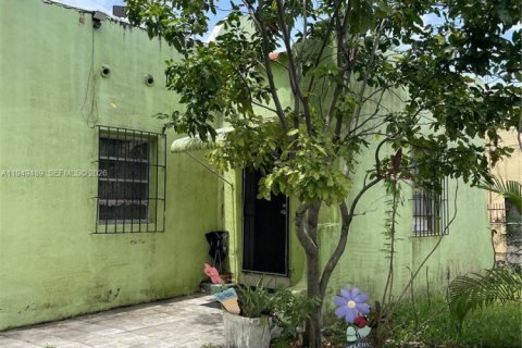 House in Miami, Florida 2 bedrooms, 119.38 sq.m. № 2007415 - photo 2