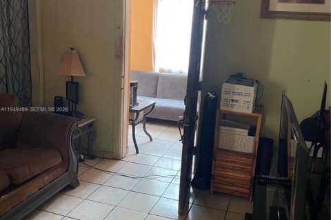 House in Miami, Florida 2 bedrooms, 119.38 sq.m. № 2007415 - photo 4