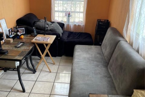 House in Miami, Florida 2 bedrooms, 119.38 sq.m. № 2007415 - photo 5