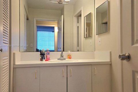 Condo in West Palm Beach, Florida, 2 bedrooms  № 2075973 - photo 7
