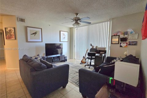 Condo in West Palm Beach, Florida, 2 bedrooms  № 2075973 - photo 2