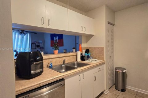 Condo in West Palm Beach, Florida, 2 bedrooms  № 2075973 - photo 5