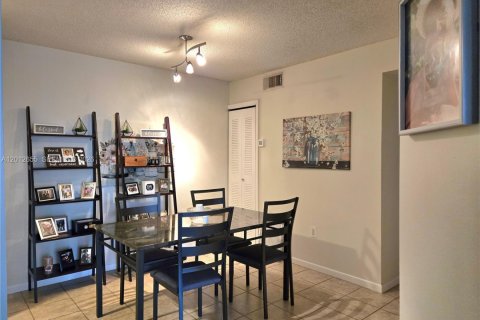 Condo in West Palm Beach, Florida, 2 bedrooms  № 2075973 - photo 3