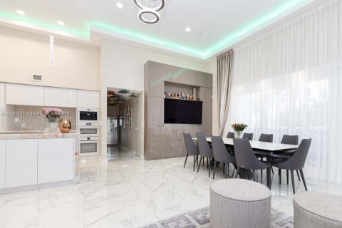 Купить кондоминиум в Халландейл-Бич, Флорида 2 спальни, 165.55м2, № 1985084 - фото 13