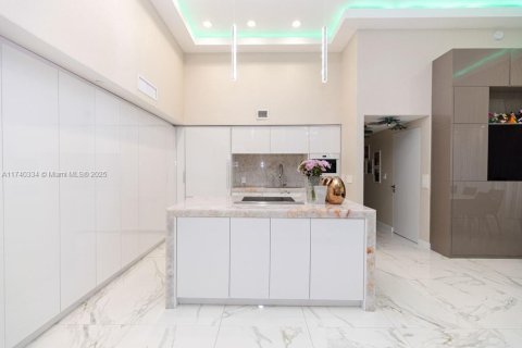 Купить кондоминиум в Халландейл-Бич, Флорида 2 спальни, 165.55м2, № 1985084 - фото 14