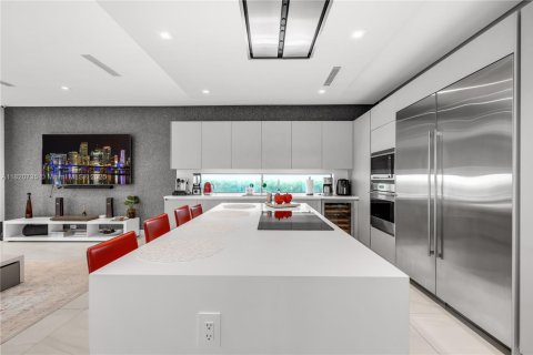 House in Doral, Florida 5 bedrooms, 377.83 sq.m. № 1779304 - photo 10