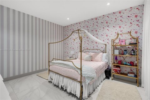 House in Doral, Florida 5 bedrooms, 377.83 sq.m. № 1779304 - photo 24