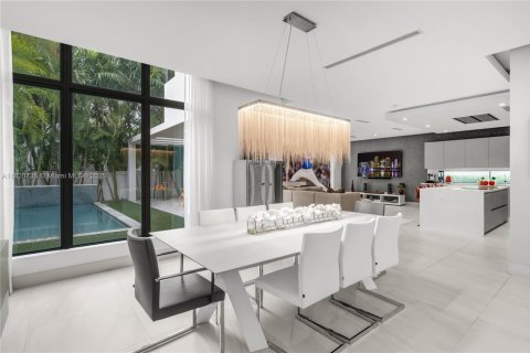 House in Doral, Florida 5 bedrooms, 377.83 sq.m. № 1779304 - photo 5