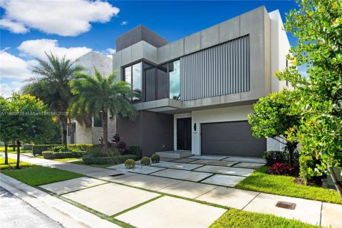 House in Doral, Florida 5 bedrooms, 377.83 sq.m. № 1779304 - photo 1