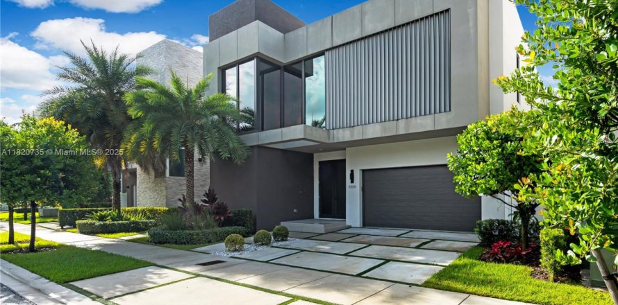 House in Doral, Florida 5 bedrooms, 377.83 sq.m. № 1779304