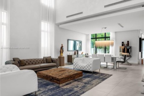 House in Doral, Florida 5 bedrooms, 377.83 sq.m. № 1779304 - photo 3