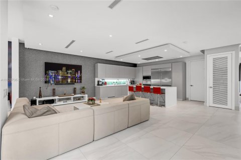 House in Doral, Florida 5 bedrooms, 377.83 sq.m. № 1779304 - photo 8
