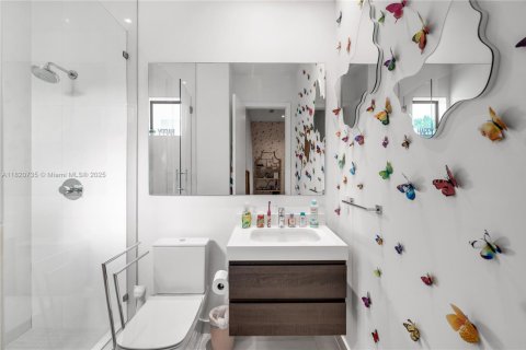House in Doral, Florida 5 bedrooms, 377.83 sq.m. № 1779304 - photo 25