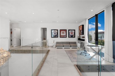 House in Doral, Florida 5 bedrooms, 377.83 sq.m. № 1779304 - photo 21