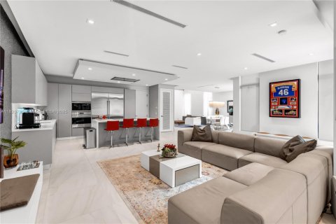 House in Doral, Florida 5 bedrooms, 377.83 sq.m. № 1779304 - photo 19