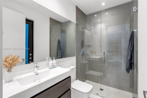 House in Doral, Florida 5 bedrooms, 377.83 sq.m. № 1779304 - photo 16