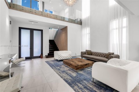 House in Doral, Florida 5 bedrooms, 377.83 sq.m. № 1779304 - photo 6