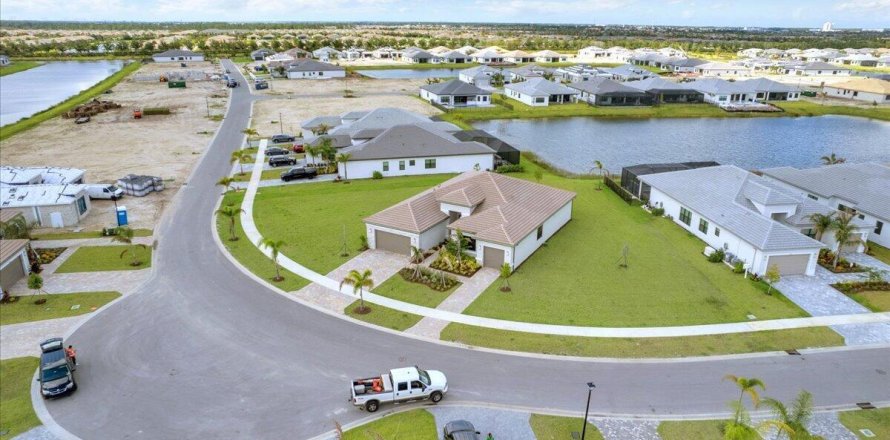 House in Port St. Lucie, Florida 3 bedrooms, 247.86 sq.m. № 2272572