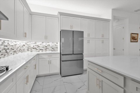 House in Port St. Lucie, Florida 3 bedrooms, 247.86 sq.m. № 2272572 - photo 15
