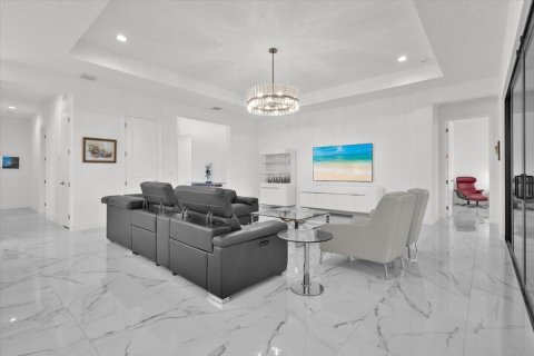 House in Port St. Lucie, Florida 3 bedrooms, 247.86 sq.m. № 2272572 - photo 9
