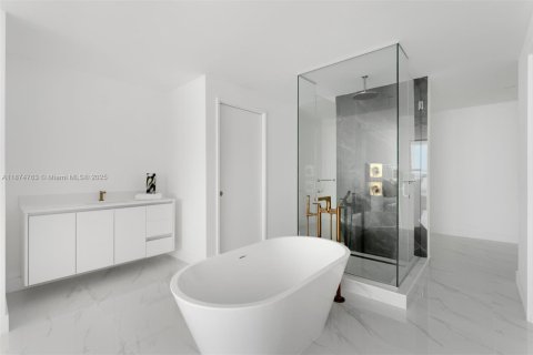 Condominio en venta en Miami, Florida, 5 dormitorios, 296.27 m2 № 1981879 - foto 9
