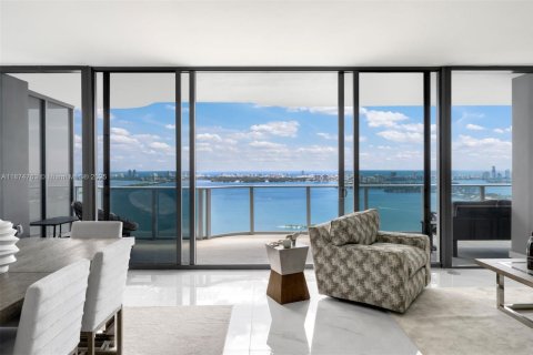 Condominio en venta en Miami, Florida, 5 dormitorios, 296.27 m2 № 1981879 - foto 16