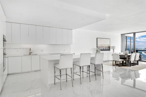 Condominio en venta en Miami, Florida, 5 dormitorios, 296.27 m2 № 1981879 - foto 5