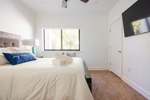 Casa en venta en Homestead, Florida, 6 dormitorios, 282.98 m2 № 2015619 - foto 25