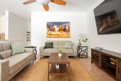 Casa en venta en Homestead, Florida, 6 dormitorios, 282.98 m2 № 2015619 - foto 9