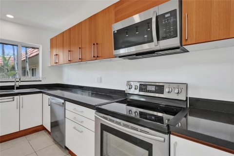 Купить кондоминиум в Уилтон-Мэнорс, Флорида 2 спальни, 73.21м2, № 2086856 - фото 15