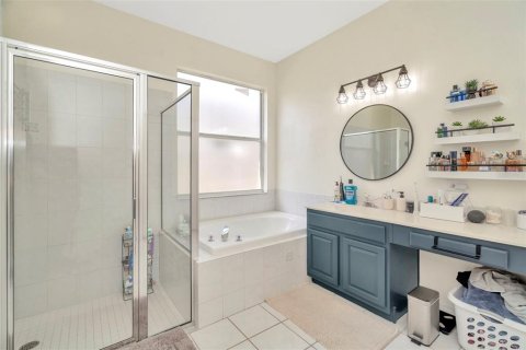 House in Tampa, Florida 3 bedrooms, 206.06 sq.m. № 1919670 - photo 17