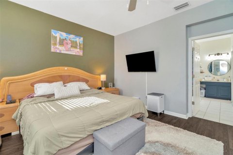 House in Tampa, Florida 3 bedrooms, 206.06 sq.m. № 1919670 - photo 12