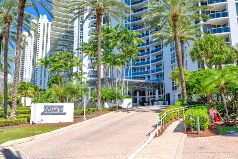 Condo in Sunny Isles Beach, Florida, 2 bedrooms  № 2000781 - photo 27