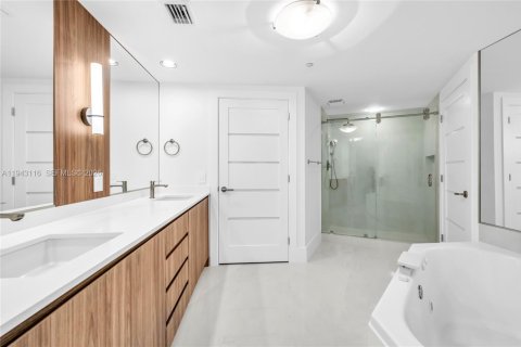 Condo in Sunny Isles Beach, Florida, 2 bedrooms  № 2000781 - photo 13