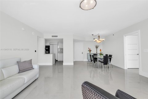 Condo in Sunny Isles Beach, Florida, 2 bedrooms  № 2000781 - photo 10