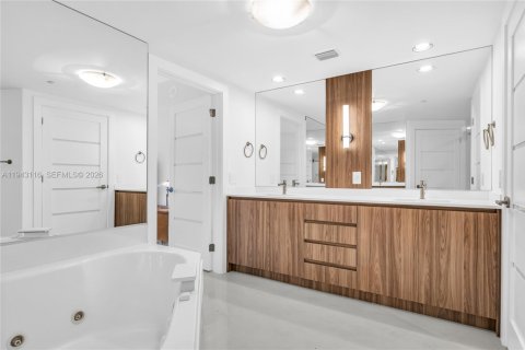 Condo in Sunny Isles Beach, Florida, 2 bedrooms  № 2000781 - photo 15