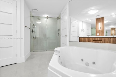 Condo in Sunny Isles Beach, Florida, 2 bedrooms  № 2000781 - photo 14