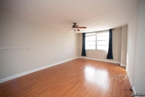 Condo in Aventura, Florida, 2 bedrooms  № 2006224 - photo 24