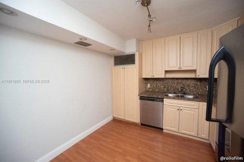 Condo in Aventura, Florida, 2 bedrooms  № 2006224 - photo 16